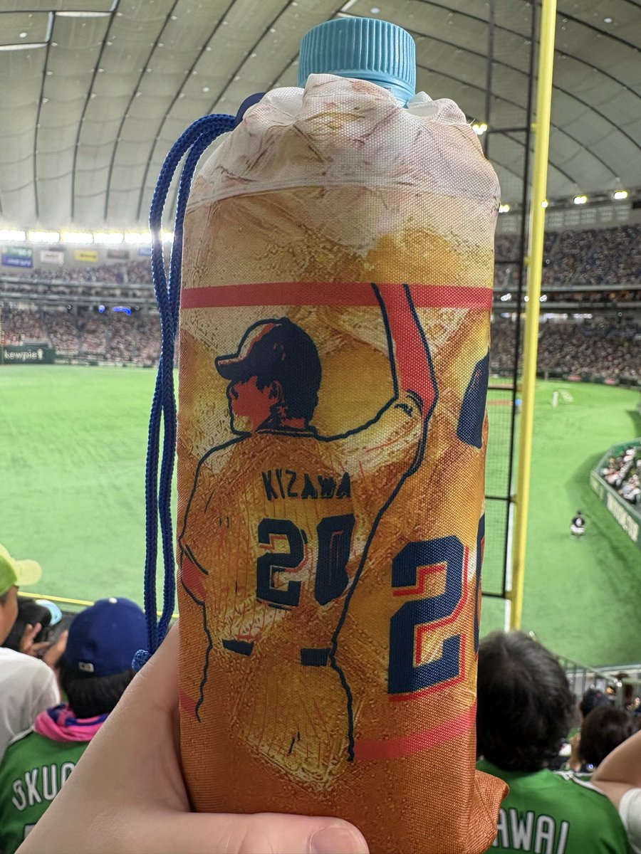 LB_rie_fuka's tweet photo. 今日信濃町ショップでランダムペットボトルホルダー買ったよ〜

なおぽんが出て早速つかった🤣 https://t.co/H9VBn567Wc