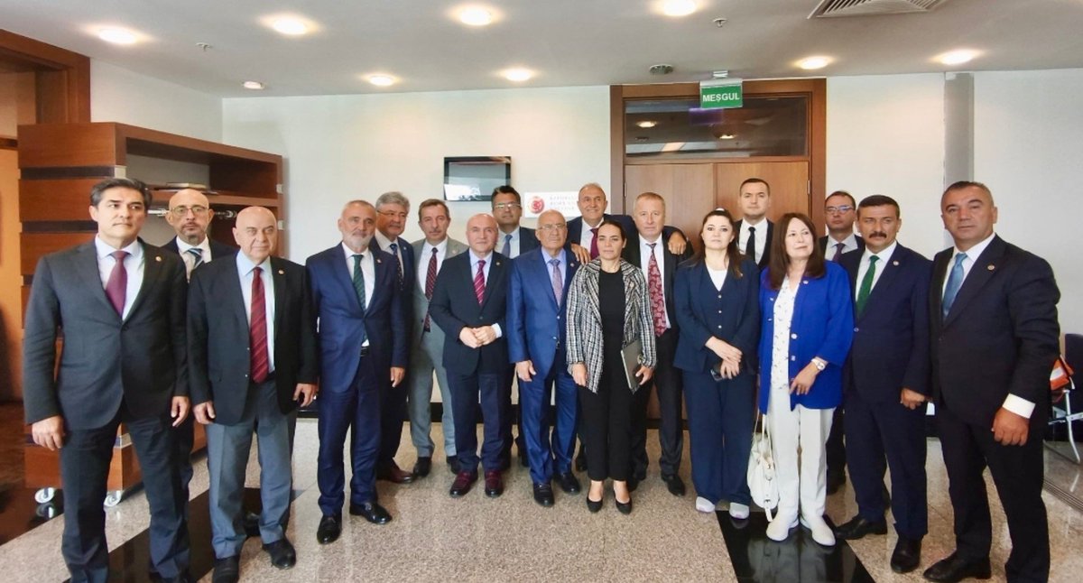 ikoncuk's tweet photo. İYİ'ki varsınız. PKK'lı hainlere af yasa teklifine karşı görevinizi hakkıyla yaptınız, bu mücadelenizle milletimizin, şehit anne ve babalarımızın yüreğine su serptiniz. Türk siyasi tarihine altın harflerle yazıldınız. Şeref ve gurur sizin, utanç duymayanlara aittir. Takdir milletimizindir.