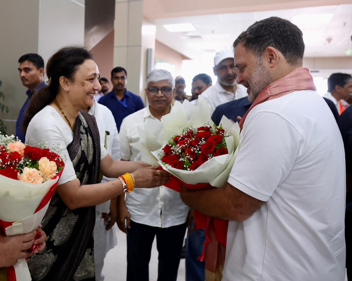 INCIndia's tweet photo. नेता विपक्ष श्री @RahulGandhi का प्रयागराज एयरपोर्ट पर कांग्रेस पार्टी के वरिष्ठ नेताओं ने आत्मीय स्वागत किया।

राहुल गांधी जी आज यहां 'छात्रों की गूंज' कार्यक्रम में युवाओं के साथ संवाद करेंगे।

📍 प्रयागराज, उत्तर प्रदेश

 #ChhatronKiGoonj https://t.co/opwpXCuKwS