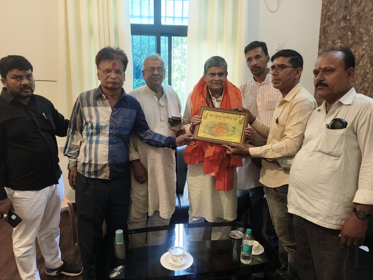 SanjayBjpBihar's tweet photo. आज गोपालगंज के अतिथि गृह में पार्टी के सम्मानित कार्यकर्ताओं से आत्मीय मुलाकात हुई।
इस दौरान संगठनात्मक विषयों एवं क्षेत्र से जुड़े विभिन्न मुद्दों पर सार्थक चर्चा हुई। कार्यकर्ताओं का स्नेह, समर्पण और उत्साह सदैव प्रेरणादायी है।
सभी सम्मानित कार्यकर्ताओं के प्रति हृदय से आभार। https://t.co/77kQyKlAPX