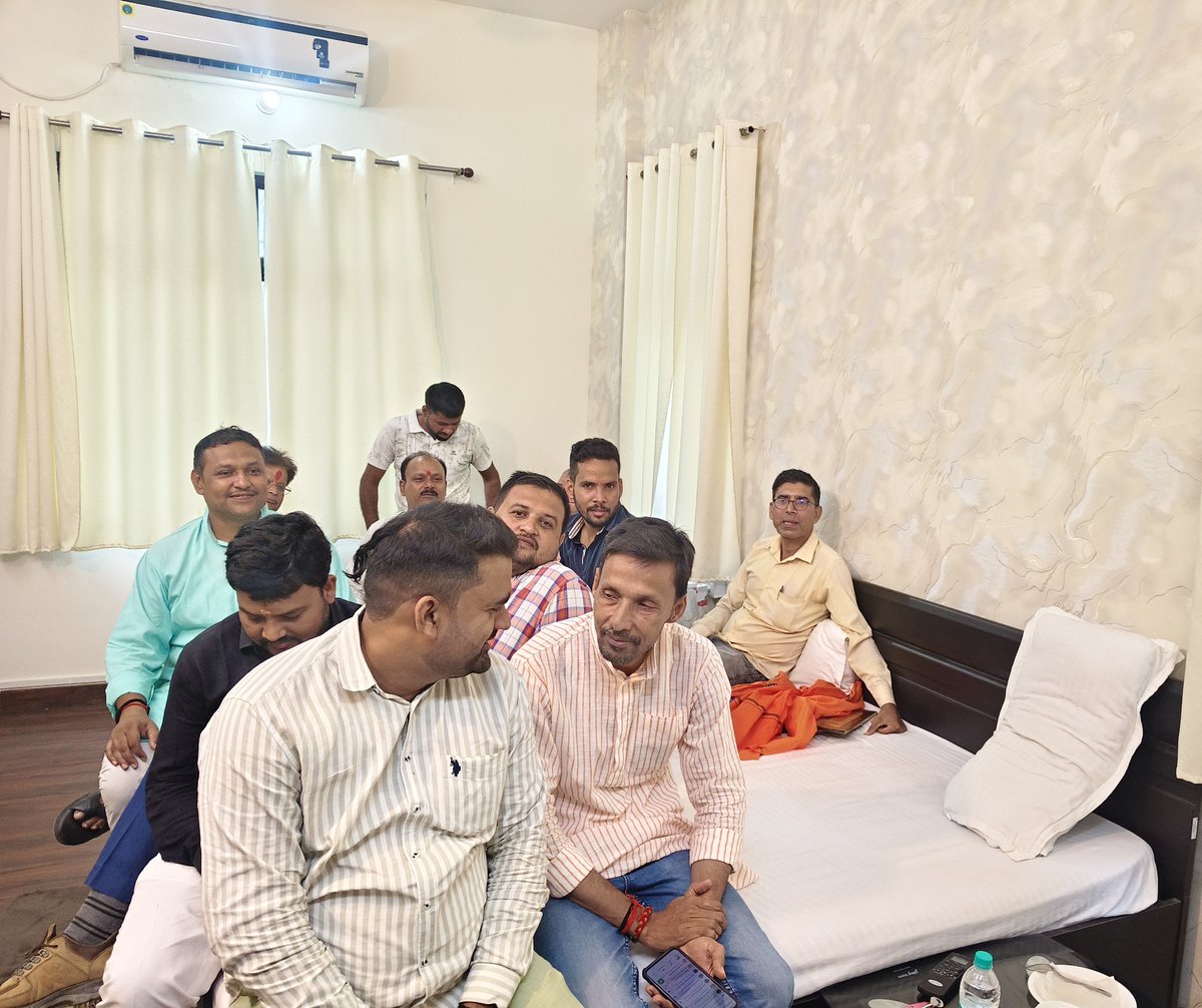 SanjayBjpBihar's tweet photo. आज गोपालगंज के अतिथि गृह में पार्टी के सम्मानित कार्यकर्ताओं से आत्मीय मुलाकात हुई।
इस दौरान संगठनात्मक विषयों एवं क्षेत्र से जुड़े विभिन्न मुद्दों पर सार्थक चर्चा हुई। कार्यकर्ताओं का स्नेह, समर्पण और उत्साह सदैव प्रेरणादायी है।
सभी सम्मानित कार्यकर्ताओं के प्रति हृदय से आभार। https://t.co/77kQyKlAPX