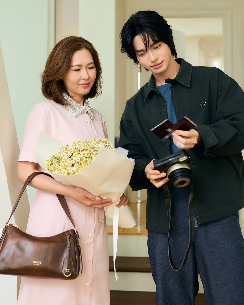 EverydaynewsTH's tweet photo. "วิน เมธวิน" Prada Brand Ambassador ร่วมส่งความสุขต้อนรับวันแม่ 2026 พร้อมชวนร่วมกิจกรรมการจัดดอกไม้สุดพิเศษสำหรับวันแม่ ระหว่างวันที่ 8-9 และ 12 สิงหาคมนี้ ณ Prada บูติก สาขาสยามพารากอน เซ็นทรัล เอ็มบาสซี เอ็มโพเรียม และไอคอนสยาม 

#winmetawin
#Prada https://t.co/O40GTxxH57