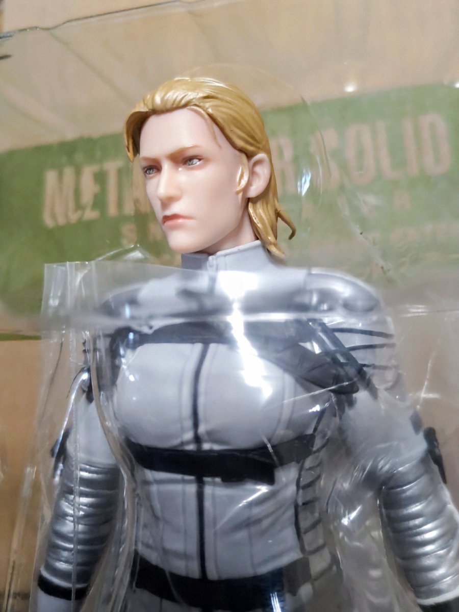 gamax2001's tweet photo. METAL GEAR SOLID Δのフィギュア届いた〜✨
本当にプライズなの！？　造形レベルがヤバイな✨
展示スペース無いから積みますかね😅
#GAMEPOWERED https://t.co/qGaJbBTSCv