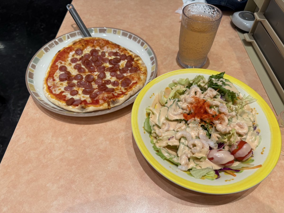 asao0907's tweet photo. 昨日は17000歩、今日は12000歩。お出かけするとつい歩いちゃう。ランチはサイゼ。
夕飯はうどんでも食べるかな😊 https://t.co/mPzUGgm2EQ