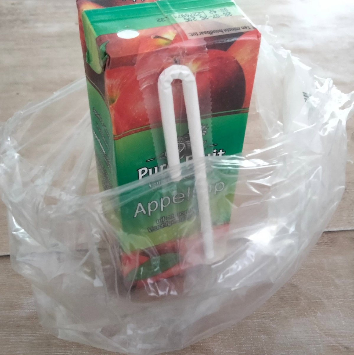 WimdenOudsten's tweet photo. Appelsap. Pakje van plastic, per acht stuks verpakt in plastic, en daarop daarop vastgelijmd zit een rietje in plastic. Maar gelukkig is dat rietje van papier. Anders was het niet duurzaam. https://t.co/94RHNaNJ6t