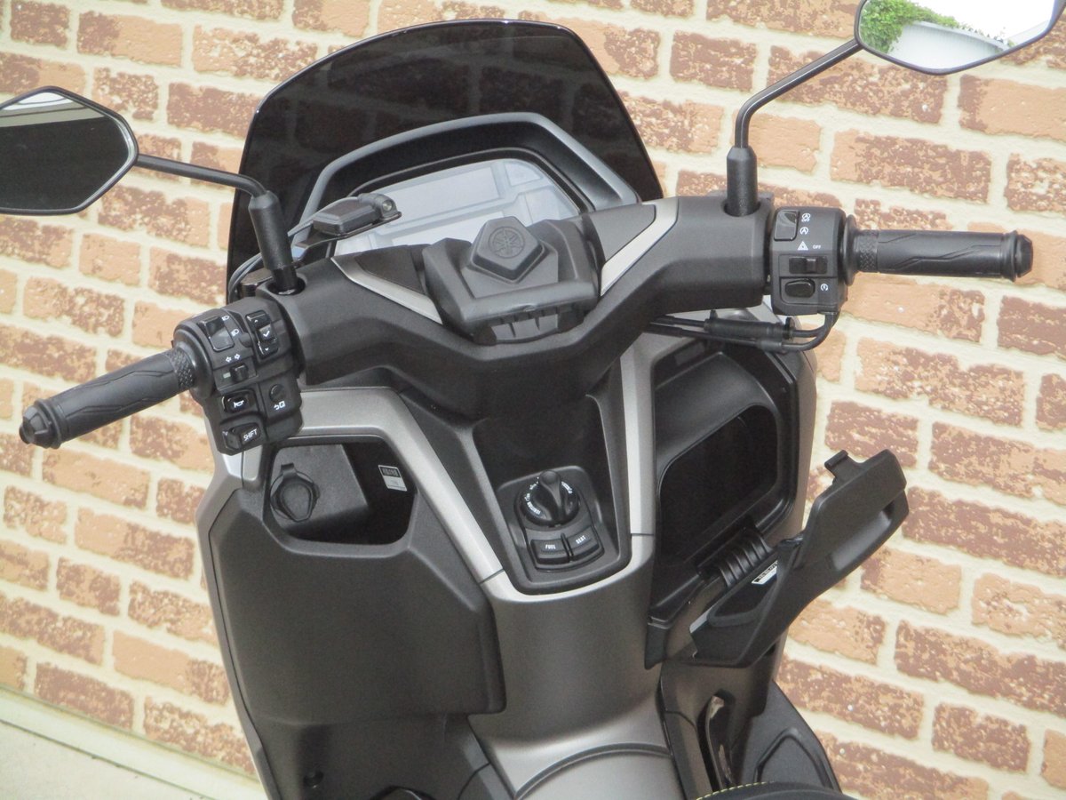 ACkariya's tweet photo. 【中古車入荷情報】
2026年モデル ヤマハ NMAX155
走行距離654km 車両本体価格(税込)39万6000円
2026年ニューカラー。当店で新車を出荷したワンオーナー車です。ETC2.0、ワイズギアユニバーサルステー、ワイズギアUSB電源タイプAなど装着しています。
#YAMAHA #NMAX155 #NMAX125 #SG92J https://t.co/E1j8QILlXd