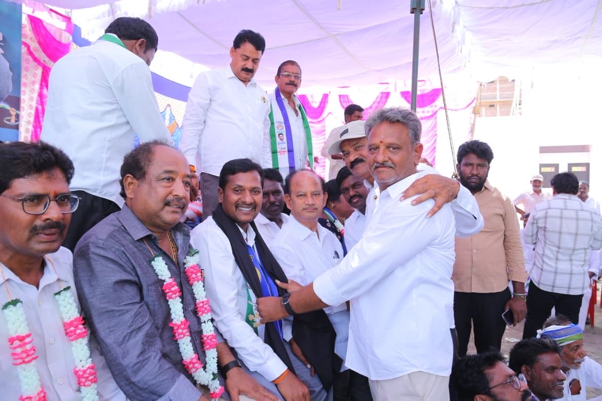 daddalanarayana's tweet photo. డీఎస్సీ అక్రమాలపై సీబీఐ విచారణ జరిపించాలని,ఫీజు రీయింబర్స్మెంట్ బకాయిలు విడుదల చేయాలని, నిరుద్యోగ భృతి రూ. 3000 వెంటనే ఇవ్వాలని కోరుతూ కనిగిరి టౌన్ లోని సబ్ రిజిస్టర్ ఆఫీస్ ఎదురుగా 3 వ రోజు రిలే నిరాహార దీక్ష లో.

#RileNiraharaDeeksha
#naralokeshmustresign 
#megadscscam https://t.co/yQ3q9A7ZZm