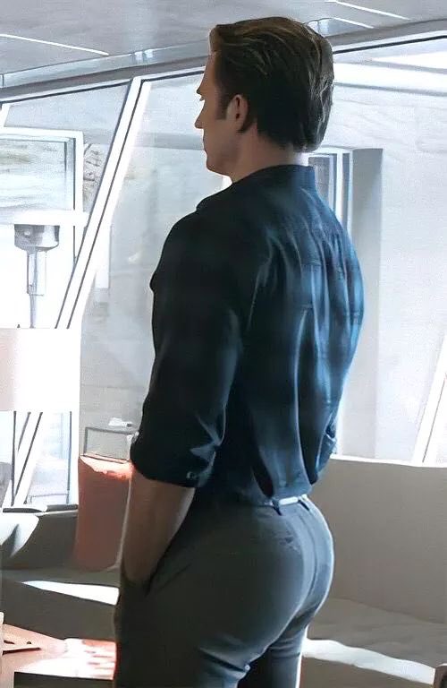 hanithology's tweet photo. chris evans more like christ heavens because that's a fine ASS man https://t.co/dqIJTBF8mg