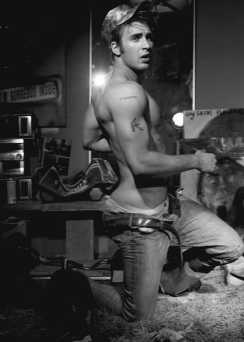 hanithology's tweet photo. chris evans more like christ heavens because that's a fine ASS man https://t.co/dqIJTBF8mg