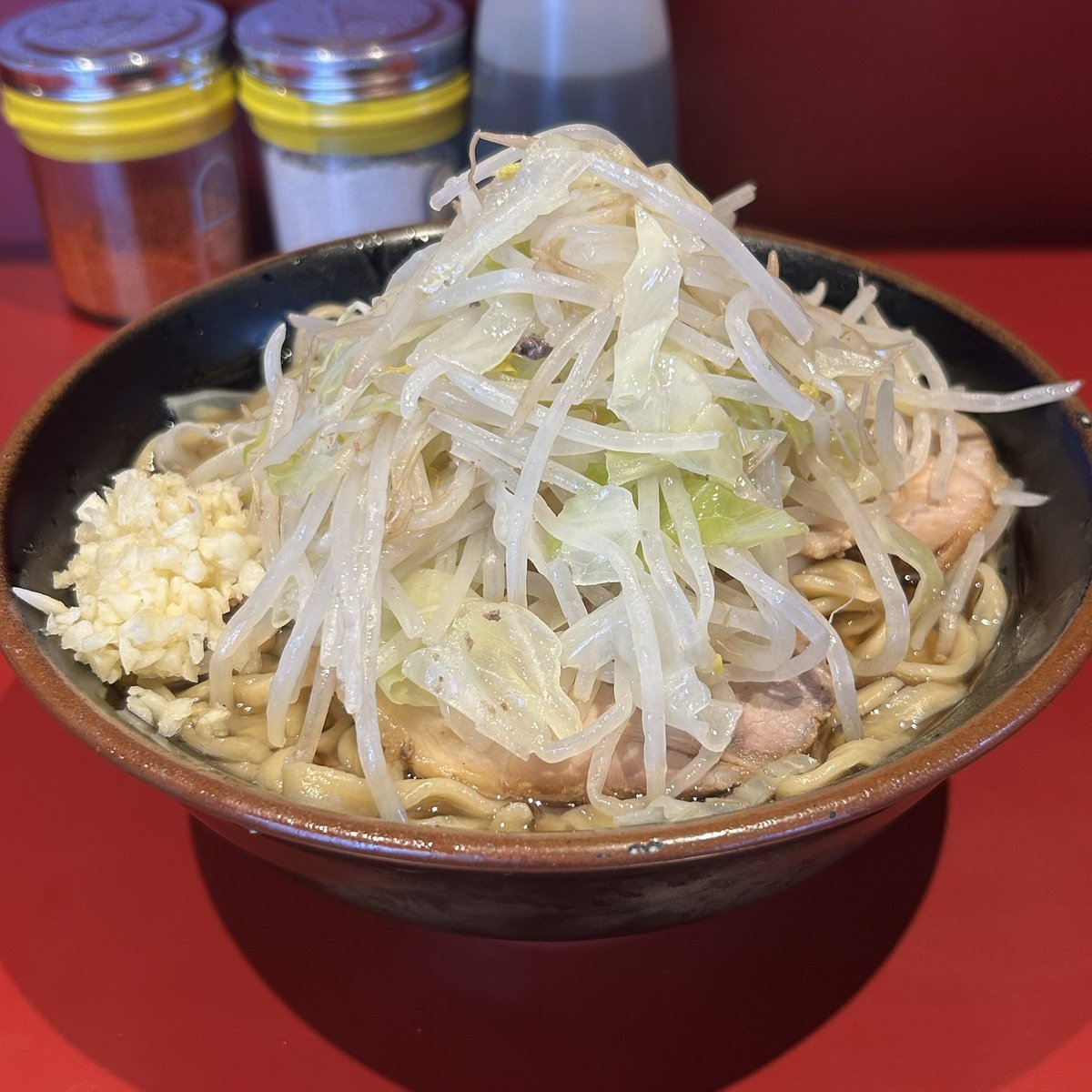 oka_deesu's tweet photo. 思い返していま気づいたけど荻窪⬇️のラーメンに豚4枚(薄切り)入ってたけどそういう仕様なんかな？多分そういう仕様だと思うけど「2枚で」って言って4枚(2枚分)入ってたら嬉しい気持ちになるな✌️ https://t.co/BbhuFvYJL1