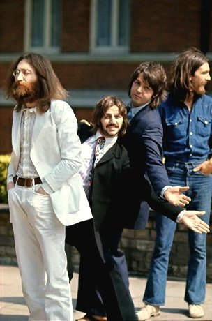 carlosgvizcaino's tweet photo. The Beatles waiting to cross Abbey Road, August 8, 1969.

📸 by Linda McCartney/© MPL https://t.co/ycVASVs2aM