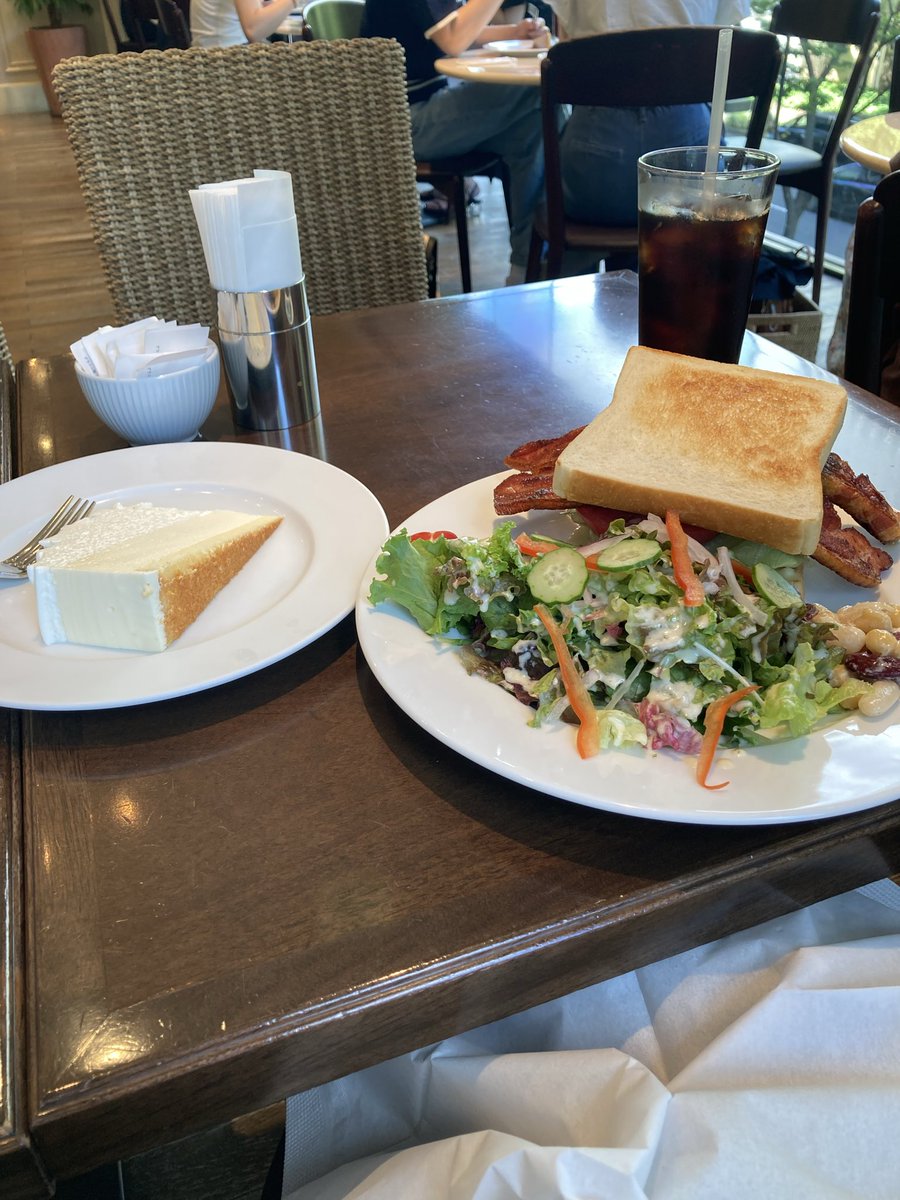 blu_uccello's tweet photo. 名古屋市美でテキスタイル展見てハーブスでランチ！
可愛い布がいっぱい見れてhappy✌️
ただしハーブスのサンドイッチは死ぬほど食べにくい https://t.co/a4kz3fAENW