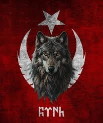 Ferhatarslandr's tweet photo. BOZKURTUN ÇAĞRISI

Ey Türk!

Bu yurt yalnız üzerinde yürüdüğün basıp geçtiğin toprak değildir.
Senden öncekilerin sana bıraktığı, senin de senden sonrakilere bırakacağın emanettir.

Bir millet yalnız hudutlarında eksilmez.
Ocakları sönerken de eksilir.
Sofralarında çocuk sesi azalırken, kardeş kardeşe yabancılaşırken, aile kurmaktan korkar hâle gelirken de eksilir.

Ben Bozkurtum.

Size yalnız savaş meydanında(salgında) yol göstermedim.
Dar geçitlerden geçerken de, yurdun yolu kaybolduğunda da önden yürüdüm.

Şimdi önümüzde başka bir dar geçit var.

Evlenin.
Yuva kurun.
Birbirinize sahip çıkın.
Çocuklarınızı sevgiyle büyütün.
Onlara dilinizi, tarihinizi, merhametinizi ve cesaretinizi öğretin.

Çoğalmak yalnız sayı değildir.
Bir çocuğu vatana, insana ve adalete karşı sorumluluk sahibi yetiştirmek de yurdu korumaktır.

Çünkü yurt yalnız sınırda beklenmez.

Yurt bazen bir annenin ninnisinde,
bazen bir babanın omzunda,
bazen aynı sofraya oturan bir ailenin huzurunda korunur.

Dağların başında nöbet tutan asker kadar,
evinde iyi insan yetiştiren ana-baba da geleceğin nöbetindedir.

Ben Bozkurtum.

Size korkuyu değil yolu gösteriyorum:

Ocağınızı yakın.
Neslinizi yetiştirin.
Birbirinizi tüketmeyin.
Yurdunuzu boş bırakmayın.

Çünkü bir milletin en uzun yürüyüşü,
bir nesilden ötekine yaptığı yürüyüştür.

Yol uzun.
Yurt emanettir.
Ocak tütsün.
Türk yürüsün.