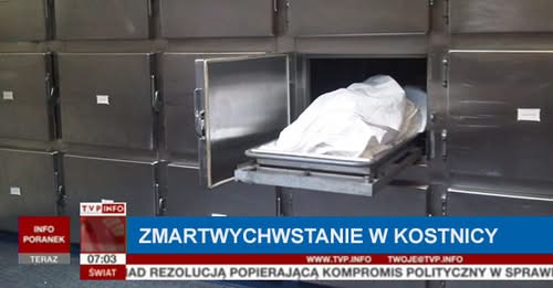 Darekbrzoza's tweet photo. 31-letni Krzysztof Nowak zmarł z przepicia, odżył w kostnicy i... wrócił na imprezę!
Siamienowice. W godzinach wieczornych służby ratunkowe odebrały wezwanie od przechodnia w sprawie nieprzytomnego mężczyzny. Po dotarciu na miejsce i wielokrotnych próbach reanimacyjnych orzeczono zatrzymanie akcji serca i zdecydowano przewieźć zwłoki do najbliżej położonej kostnicy.
Jak się później okazało mężczyzna uczestniczył w imprezie, na której spożywano spore ilości wódki. W pewnej chwili źle się poczuł i postanowił wyjść na świeże powietrze. Krótko potem odnaleziono go na chodniku nieopodal, nie dawał oznak życia.
Ciało zdeponowano i umieszczono w chłodni w oczekiwaniu na lekarza. Krótko potem dziwne hałasy i jęki zaalarmowały Pana Mariusza, który zajmuje się ochroną ośrodka.
- Byłem przekonany, że to włamanie, czasami młodzież robi głupie żarty, ale dźwięki dochodziły z chłodni. Drżącymi rękoma wysunąłem szufladę, a tam goły trup patrzy na mnie i prosi, żebym podał mu kocyk! - mówi z przejęciem.
Po chwili konsternacji Krzysztof dowiedział się co się stało, złożył wyjaśnienia wezwanym na miejsce policjantom i wbrew zaleceniom lekarza zabrał swoje rzeczy i postanowił wrócić do domu, korzystając z uprzejmości funkcjonariuszy.
W trakcie jazdy mężczyzna zmienił jednak zdanie i poprosił, aby odwieźć go z powrotem na imprezę, którą wcześniej opuścił. - Odradzaliśmy, ale stwierdził, że skoro wrócił z zaświatów to musi to opić - mówi st. posterunkowy Mateusz Czaja. Tymczasem pod naciskiem mediów wszczęto dochodzenie mające na celu wyjaśnić w jaki sposób doszło do tak śmiertelnie groźnej pomyłki z orzeczeniem zatrzymania akcji serca. Sprawdzane są dane z defibrylatora, przesłuchani mają być ratownicy i wszystkie osoby uczestniczące w zajściu. To mogło się tylko przytrafić w Wojewódzkim Szpitalu Specjalistycznym im. Jana Himilsbacha  i powinien to być powód zgłoszenia Pana Jana Papieżowi aby wszczął proces kanonizacyjny!