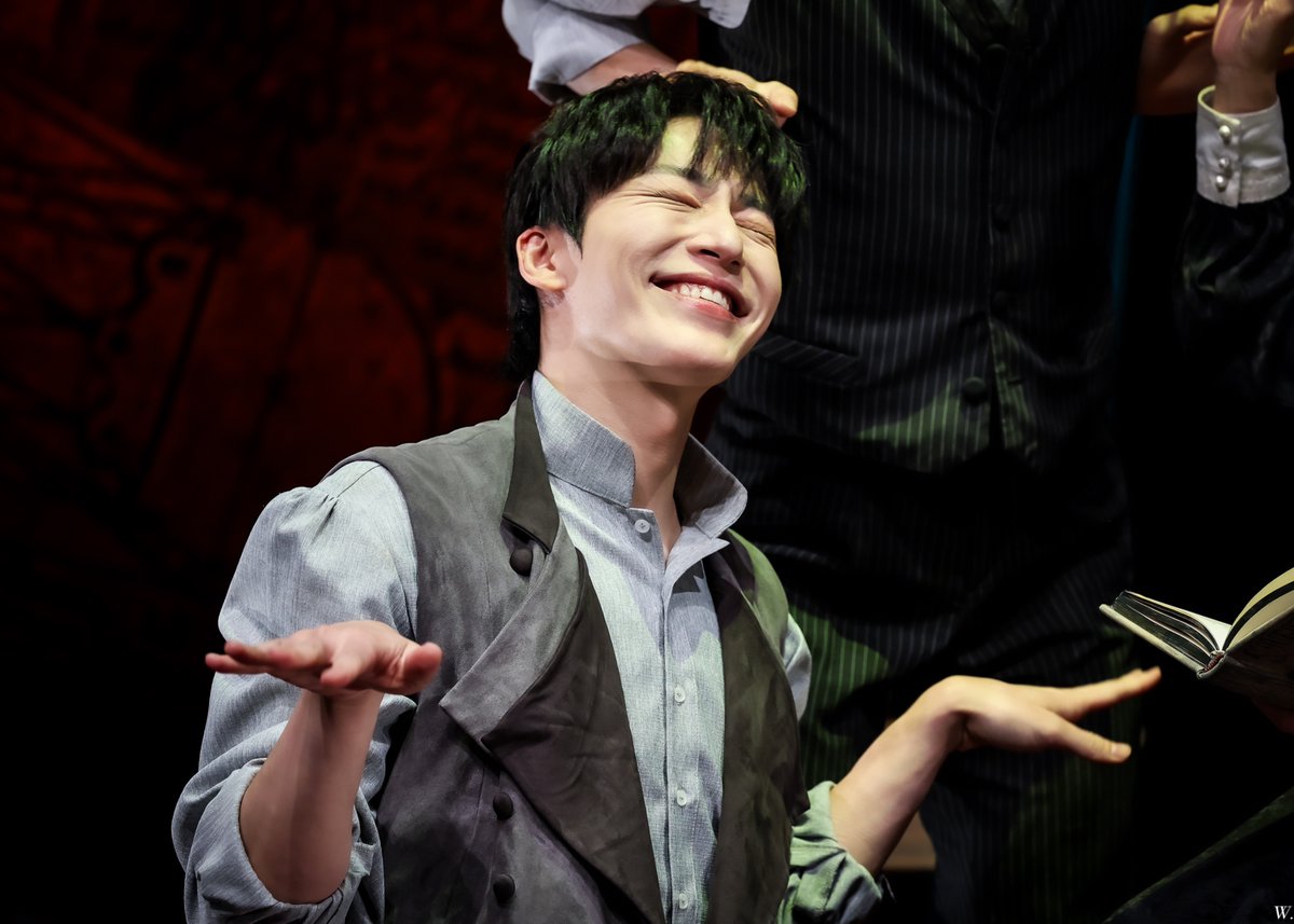 w_on_pic's tweet photo. 260805 블랙메리포핀스 낮공 스페셜 커튼콜 
M6. 메리를 기억해 

헤르만 디히터 #원태민 https://t.co/DkACnCi1mV