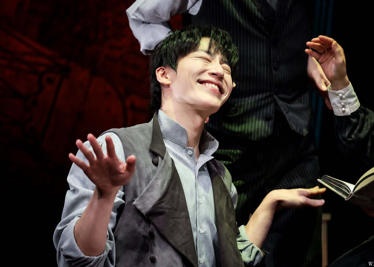 w_on_pic's tweet photo. 260805 블랙메리포핀스 낮공 스페셜 커튼콜 
M6. 메리를 기억해 

헤르만 디히터 #원태민 https://t.co/DkACnCi1mV