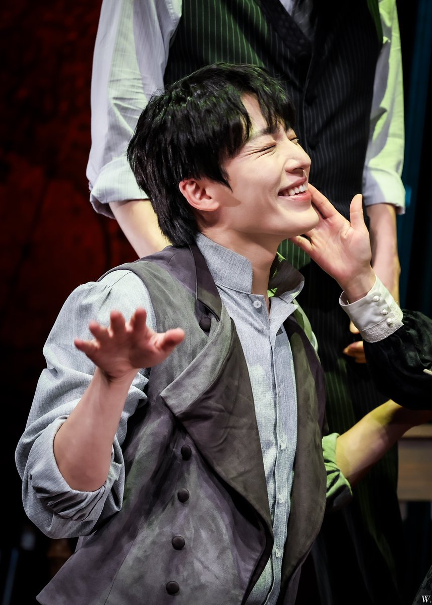 w_on_pic's tweet photo. 260805 블랙메리포핀스 낮공 스페셜 커튼콜 
M6. 메리를 기억해 

헤르만 디히터 #원태민 https://t.co/DkACnCi1mV