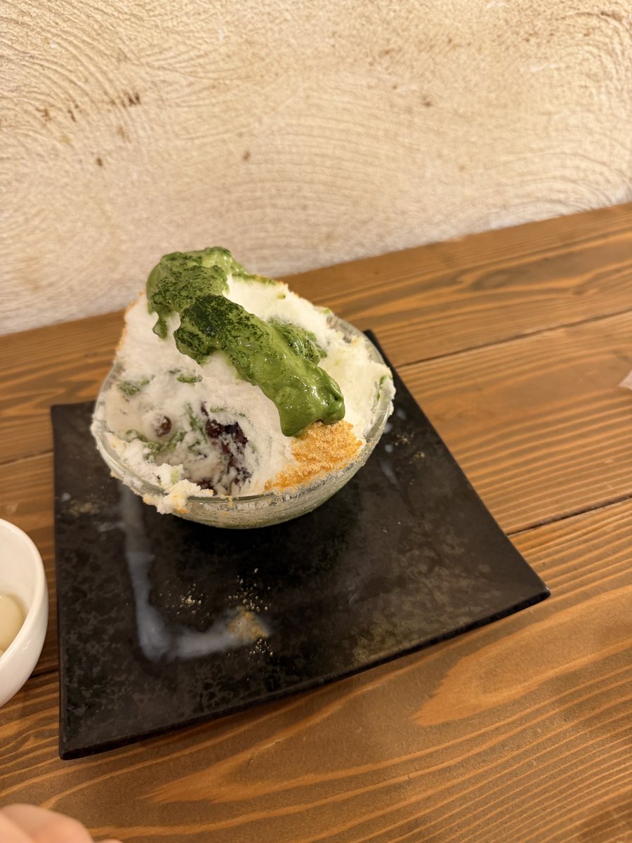 Karume_yaki3's tweet photo. 姉さんと美味しいものたくさん食べてきた
別に私がかき氷食べるの下手なんじゃなくてこのかき氷を食べるのが難しいだけだと思う https://t.co/KWQhtRqdnF