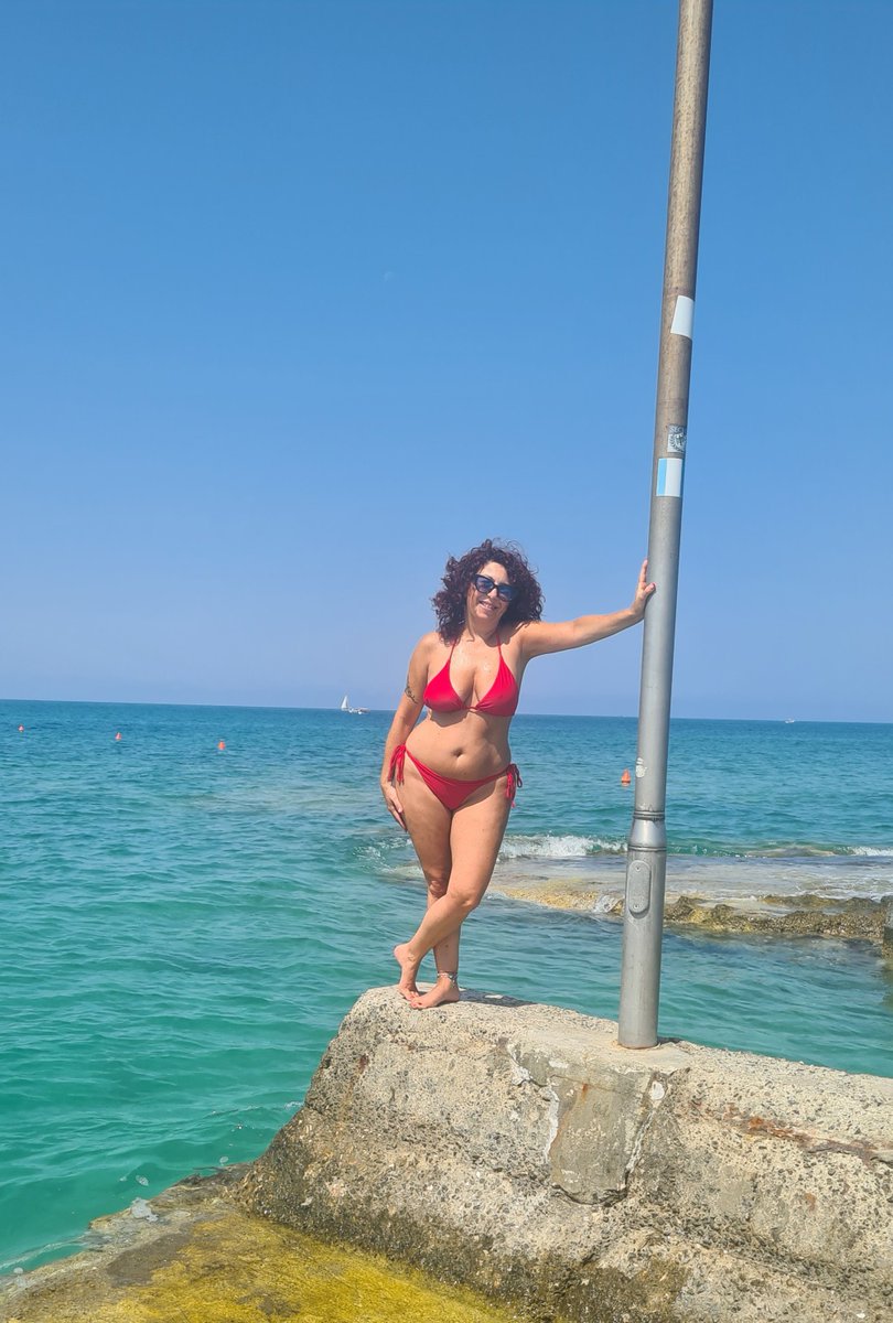 Supercetty's tweet photo. "Palo, mare e un pizzico di arroganza."
"Rosso relativo? No, assoluto."
#Arroganza #Ironia #PosaDaDiva #SummerMood #MareDentro #VitaDaSpiaggia #LadyInRed https://t.co/8l8Xvld7kj