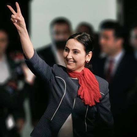 nuc_e1's tweet photo. 🚨Figen Yüksekdağ, sosyalistlere çağrı yaptı

-Sol ve sosyalist hareketlerin elbette eleştiri hakkı var

-Ama sosyalist bir iddianız varsa, eleştirdiğiniz kadar bu sürece müdahil olmalı sorumluluk almalısınız

-Büyük dönüşümler, sadece eleştirerek değil, mücadeleye katılarak olur https://t.co/JEdJ6OPWdw