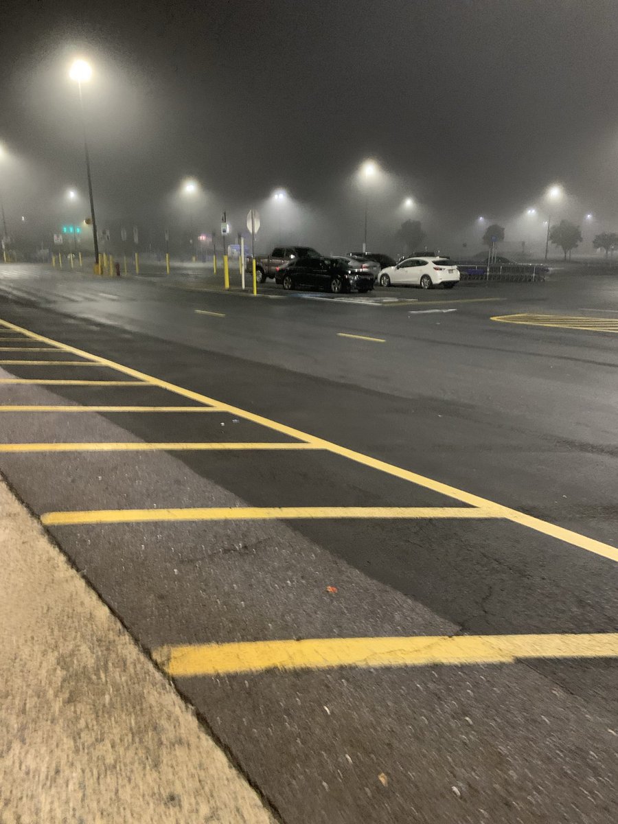 coolguyelijahh's tweet photo. Spooky parking lot https://t.co/3BkJ3xSemG