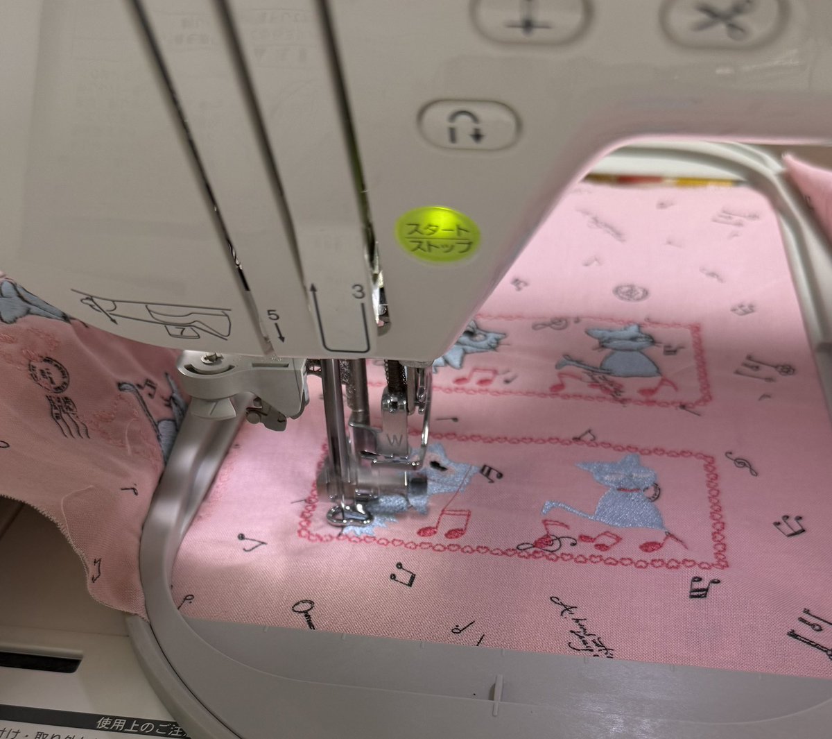 maten3_yuuko's tweet photo. なんと刺繍ミシンで「刺繍豆本」制作中。
・「2026 おかやま いま何どき 豆本どき！」
8月14日〜8月30日
art space テトラへドロン
委託します。
よろしくお願いします❣️ https://t.co/R98nYOTIQW