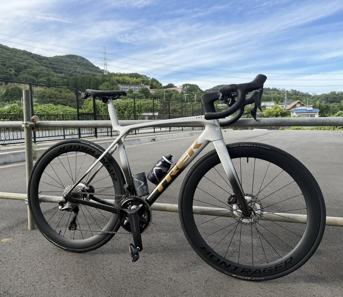 100_Colors's tweet photo. 夏恒例夕方ライド
#ロードバイク
#PROJECTONE
#TREK
#Madone
#MadoneSLR https://t.co/MGMCAbTBIF