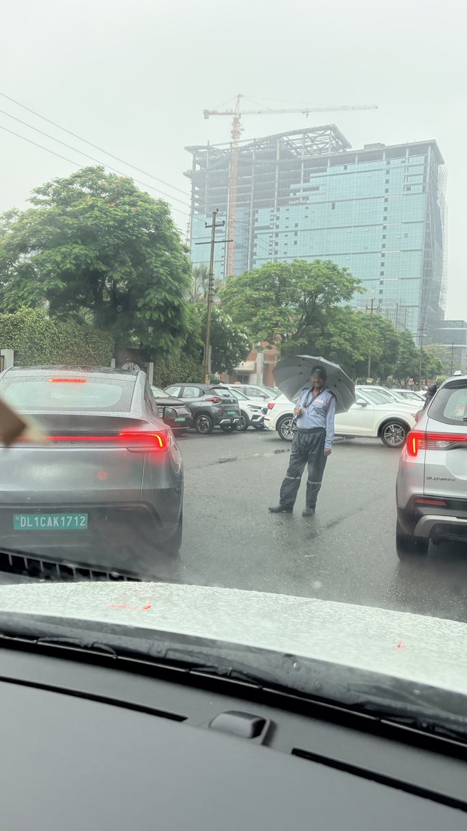 Naamhaibulla's tweet photo. @noida_authority @InfoDeptUP @UPGovt @dr_maheshsharma @dmgbnagar @PankajSinghBJP Sector 132 road पर सार्वजनिक सड़क की जगह का नियमित रूप से स्कूल से संबंधित/निजी पार्किंग के लिए उपयोग किया जाता हुआ प्रतीत होता है, जिसके कारण यातायात में भारी जाम और गंभीर अव्यवस्था उत्पन्न हो रही है। इस व्यवस्था की वैधता की जाँच करें तथा उचित कार्रवाई सुनिश्चित करें।” https://t.co/yNqesKAWRt