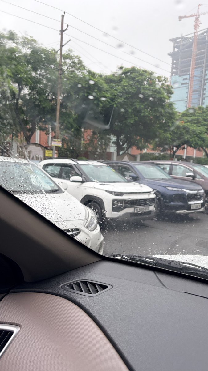 Naamhaibulla's tweet photo. @noida_authority @InfoDeptUP @UPGovt @dr_maheshsharma @dmgbnagar @PankajSinghBJP Sector 132 road पर सार्वजनिक सड़क की जगह का नियमित रूप से स्कूल से संबंधित/निजी पार्किंग के लिए उपयोग किया जाता हुआ प्रतीत होता है, जिसके कारण यातायात में भारी जाम और गंभीर अव्यवस्था उत्पन्न हो रही है। इस व्यवस्था की वैधता की जाँच करें तथा उचित कार्रवाई सुनिश्चित करें।” https://t.co/yNqesKAWRt