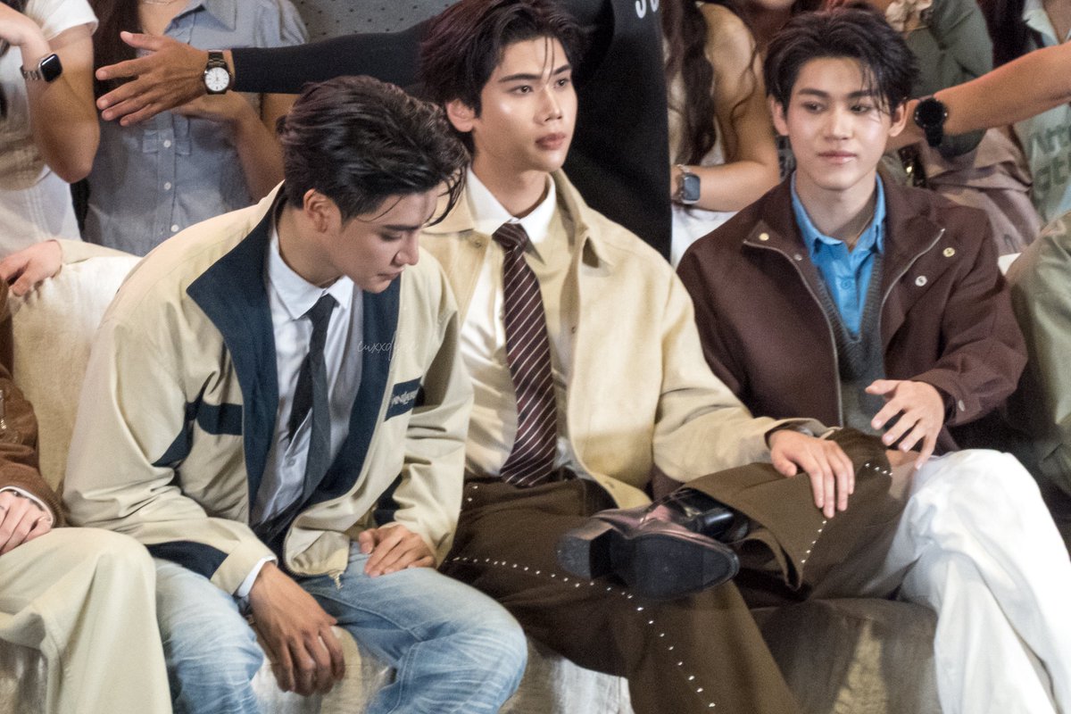 euxxdyce's tweet photo. wonder what Joong was looking at Dunk’s foot that even Almond, their son, seems to be judging him 😂 

#GMMTVFanfestInMacau2026
#joongdunk #จุงดัง https://t.co/zA2RDrzHHF