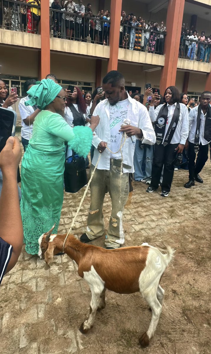 IgboHistoFacts's tweet photo. An Igbo mother travelled two hours from the village to celebrate her son’s graduation from a university in Owerri — with a goat. ❤️ https://t.co/FZuMDJYh73