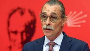 DeliBal27353145's tweet photo. CHP’li birinin Cumhurbaşkanı ya da bakan olduğunu hayal edebiliyor musunuz?

Bakın şu soldaki tipe…
Kendine göre laik, Kemalist, Atatürkçü, vatansever, suçla mücadele eden “komiser”!

Ama işin öbür tarafına bak:
Uyuşturucu testinde uyuşturucu çıkmış…
Aldığı maaş? Aylık 2,5 milyon lira!

85 milyonu yöneten Cumhurbaşkanı 350 bin lira alırken, bu arkadaş ondan 7 kat fazla maaş alıyor!

Neden mi?
Çünkü bu kişi Recep Tayyip Erdoğan gibi inançlı, samimi, mütedeyyin biri değil!
O “çağdaş”, o “laik”, o “Kemalist”!
Yani bunlara göre “üst düzey insan”!

Bir de rol model diye sundukları karaktere bak:
Dizide oynadığı Behzat Ç…
Sevgilisi savcı! Ama evli değiller…
İlişki desen ayrı, yaşam tarzı desen ayrı…

Sonra da bu tipleri gençlere örnek diye pazarlıyorlar!

Gerçek şu:
Türk milletine bir şey kazandırdıkları yok ama bu milletten aldıkları saymakla bitmez!
Kullandıkları dil, küfür, argo…
Hepsi başlı başına kötü örnek!

Sonra “gençlik nereye gidiyor?” diye soruyorlar…