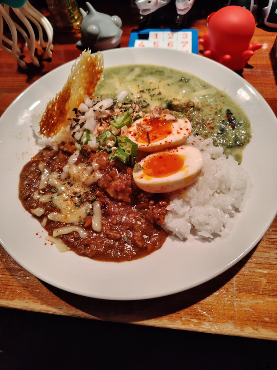 kikyoyuki's tweet photo. 昨日の晩御飯、ほうれん草カレー合掛け全部乗せカレー
#GARAGE https://t.co/rkwK0dRGQs