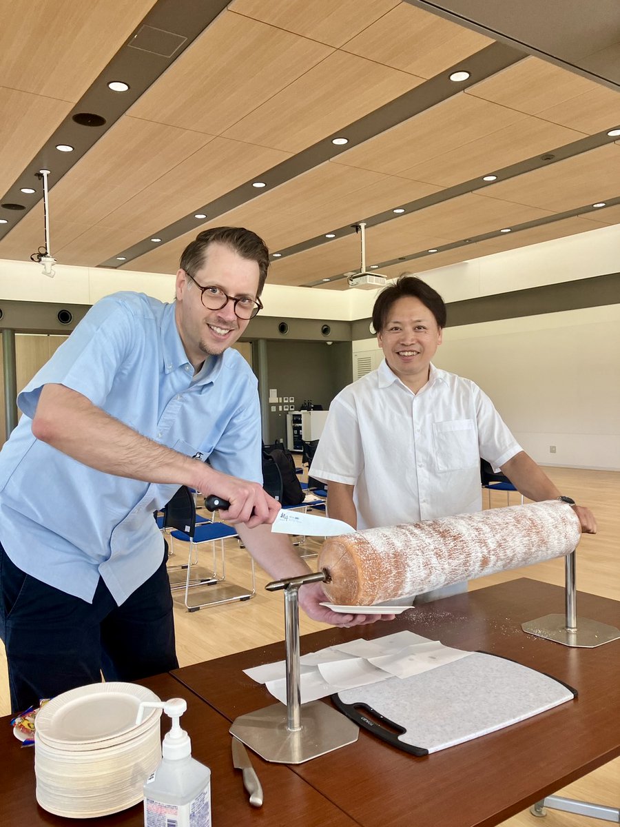 chonmage79's tweet photo. Ende Juli endeten auch die letzten größeren Veranstaltungen des Sommersemesters: der Deutschkurs für Oberschüler:innen sowie der Open Campus und das Deutschland-Fest. Leider habe ich bei dieser Gelegenheit die Chance verpasst ein Foto mit meinem geschätzten Kollegen @ShunsukeIzuta zu machen 😭
Allmählich gewöhnen sich auch Körper und Geist an die etwas ruhigere Zeit und schalten einen Gang runter. Doch Dinge wollen erledigt und Artikel geschrieben werden. Und schließlich ist nach dem Semester auch immer vor dem Semester.