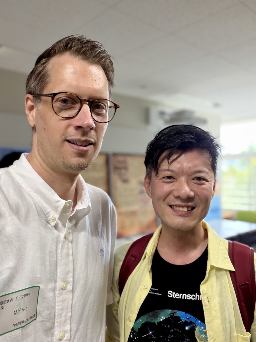 chonmage79's tweet photo. Ende Juli endeten auch die letzten größeren Veranstaltungen des Sommersemesters: der Deutschkurs für Oberschüler:innen sowie der Open Campus und das Deutschland-Fest. Leider habe ich bei dieser Gelegenheit die Chance verpasst ein Foto mit meinem geschätzten Kollegen @ShunsukeIzuta zu machen 😭
Allmählich gewöhnen sich auch Körper und Geist an die etwas ruhigere Zeit und schalten einen Gang runter. Doch Dinge wollen erledigt und Artikel geschrieben werden. Und schließlich ist nach dem Semester auch immer vor dem Semester.