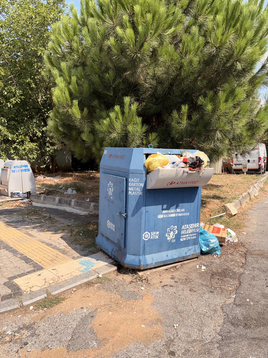 SelimB2k's tweet photo. @atasehirbld Merhaba, Atatürk mahallesi merkez taksi durağı yani çöpler dolu, çimler bile çöp içinde https://t.co/MIYeWzTeM8