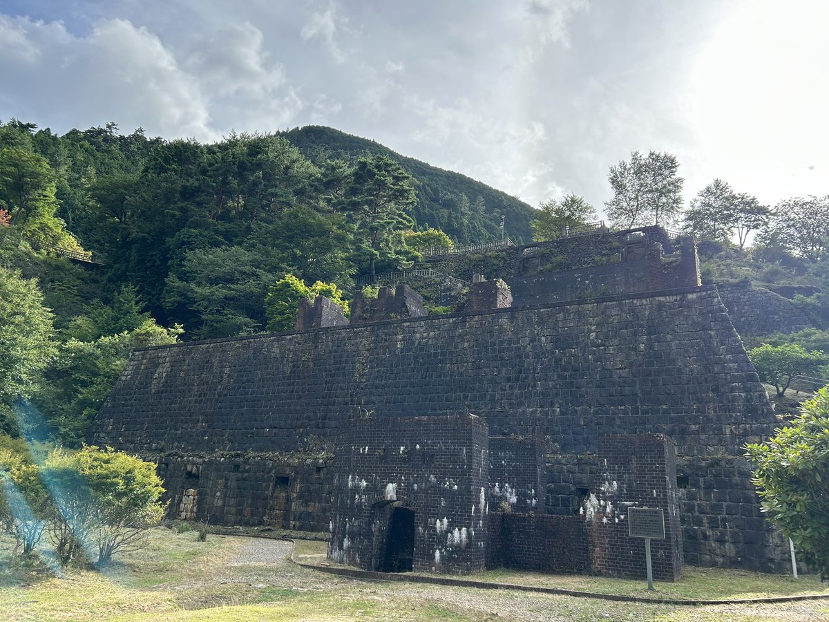 maho_k's tweet photo. 別子銅山の跡を見てきた。子どもたちは「地味だ」「何だここは」という反応だった。トロッコ電車は楽しんでいたみたいだけど。東洋のマチュピチュは辿り着くまでが恐ろしい山道。夫は運転に神経を尖らせて疲弊。ホクホクしていたのは私だけ！いやあ、貴重な体験をした。
https://t.co/OsMl3NTjoQ https://t.co/54NLyjNjBg