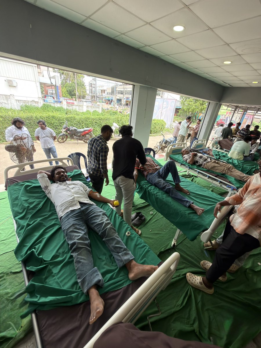 MalikipuramMBFC's tweet photo. Blood donation camp running successfully by @MalikipuramMBFC conducted on the eve of Superstar @urstrulyMahesh birthday #09aug 🐦🔥.........
#maheshbabu #ssmbtrends #viral #pyll @MaheshFanTrends @MBfoundationorg @MB_BLOODS @SSMBSpace #donateblood #savelives https://t.co/y8hRrSwdPE
