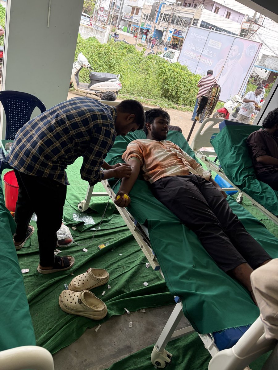 MalikipuramMBFC's tweet photo. Blood donation camp running successfully by @MalikipuramMBFC conducted on the eve of Superstar @urstrulyMahesh birthday #09aug 🐦🔥.........
#maheshbabu #ssmbtrends #viral #pyll @MaheshFanTrends @MBfoundationorg @MB_BLOODS @SSMBSpace #donateblood #savelives https://t.co/y8hRrSwdPE