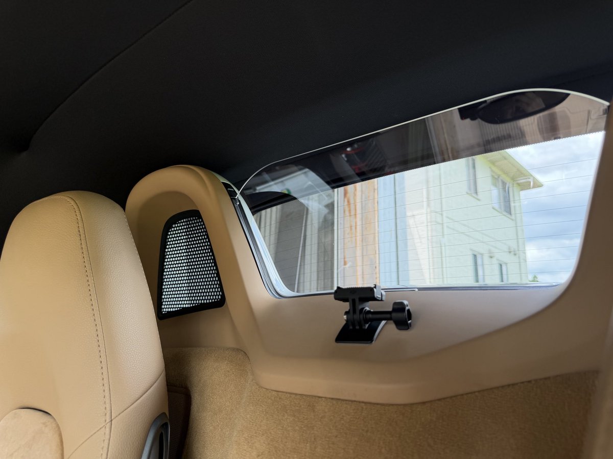 tyobizx's tweet photo. ポルシェ981のウィンドディフレクターを純正メッシュからOpenCafe Garage製のミスティスモークへ!
目隠し状態から後方視界がクリアに✨
映り込みも抑えられている。オープン走行の安全性上昇⤴️!
#opencafegarage #オープンカフェガレージ #981boxster #ポルシェボクスター #ボクスター https://t.co/FI4W6AP83r
