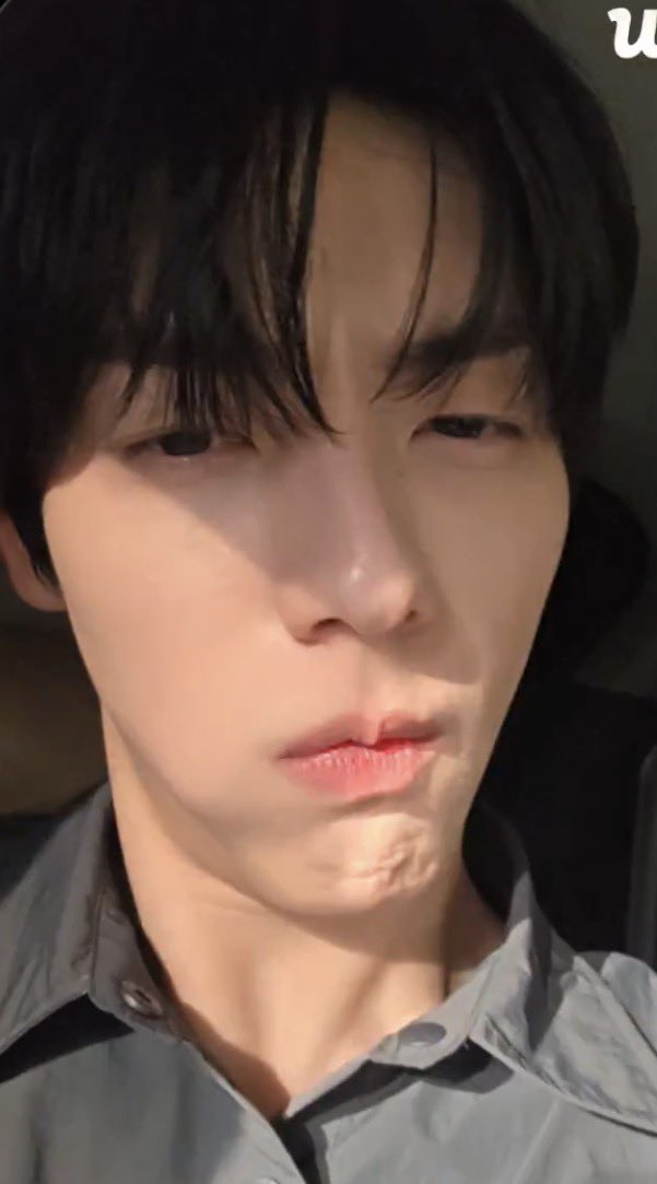 translatingTXT's tweet photo. 🐰 “when you’re not talking, you look cold” ah i heard this from someone recently…who was it? ah i can’t remember
🐰 but someone told me that i look scary/intimidating when i’m doing nothing
🐰 it’s possible when you have your make up and hair done but i didn’t even have my hair and make up done when they told me this so i was like “oh i have that kinda face, huh?”