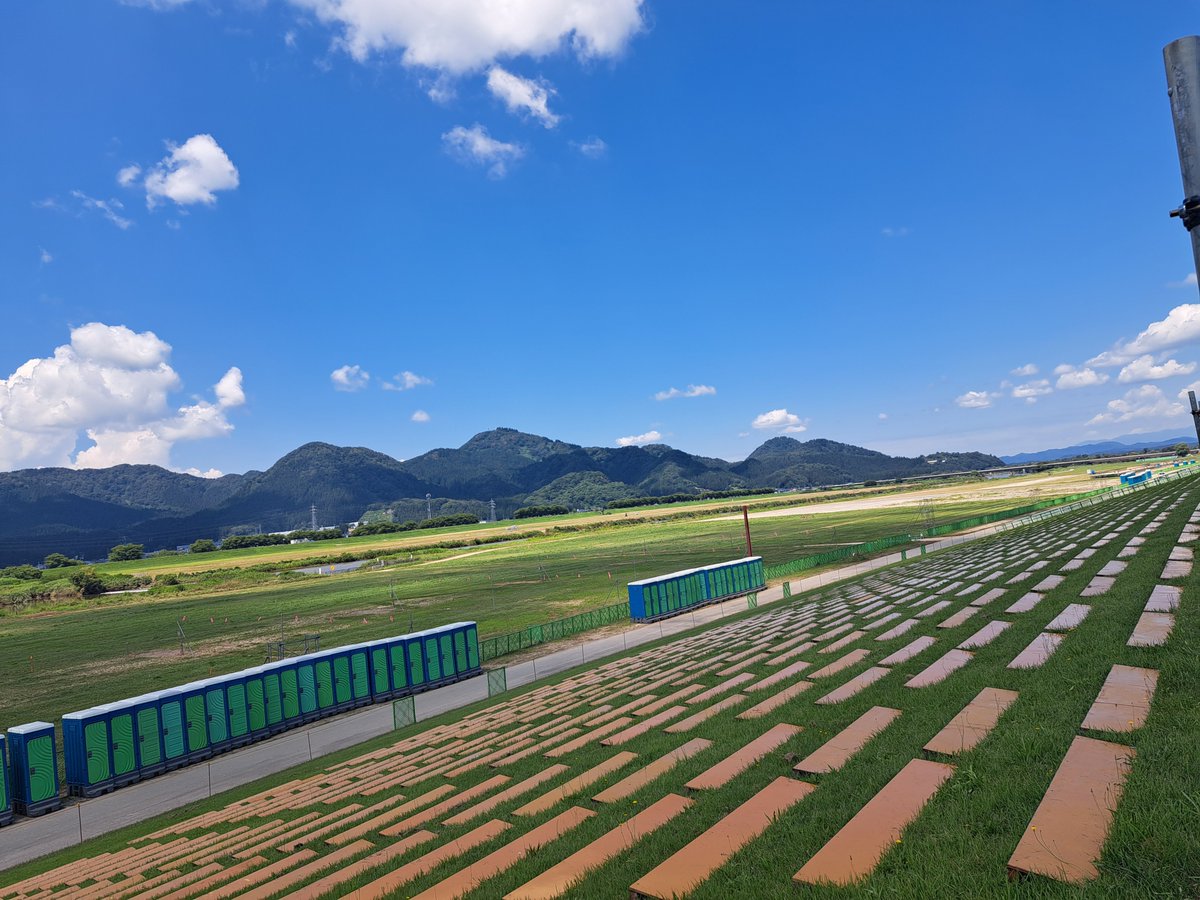 emonshin428's tweet photo. 大曲の花火会場です。
会場準備が進められております。桟敷席も少し作成されておりました。先日の川の増水が嘘のようです。
準備されている皆さん、ご難儀お掛けしますが、熱中症にお気をつけて作業よろしくお願いします。

#大曲の花火会場８月８日現在 https://t.co/uFsVk373gw