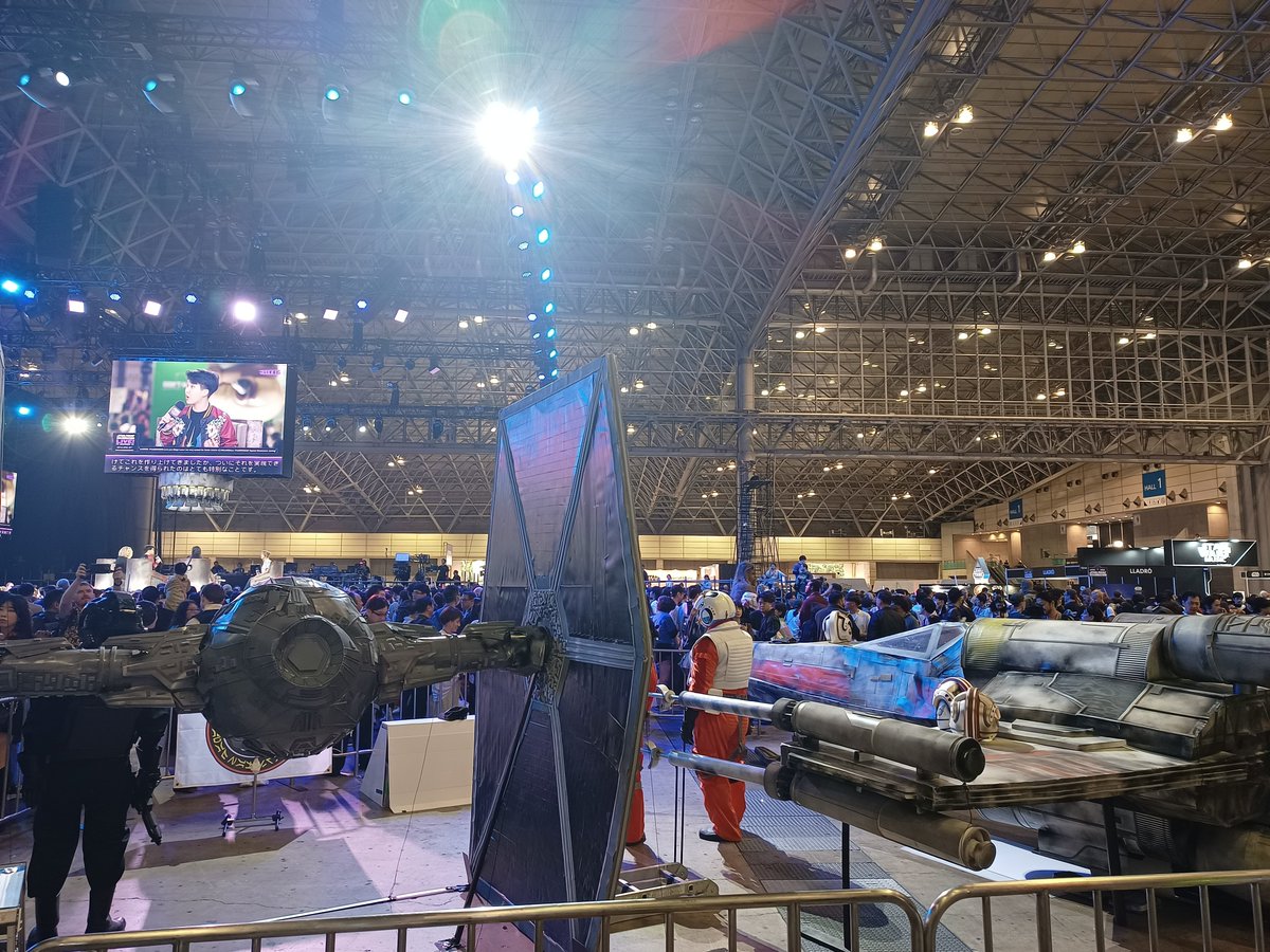 nohno's tweet photo. 『マンダロリアン＆グローグー』の日本の盛り上がりを見ると、昨年開催されたスターウォーズ・セレブレーションが仮に今年秋にあったら客層がガラリと変わっていたかもしれない。 https://t.co/Bncw4VdZfq