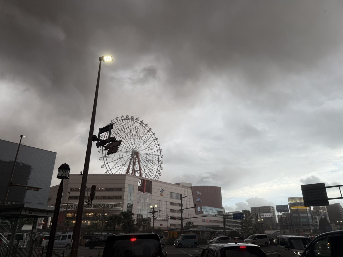 TaroHi888's tweet photo. 鹿児島は、台風接近による強風と同時に桜島が噴火し、大量の火山灰があられの如く降ってきており、さながら【砂嵐】です https://t.co/OylZASwOJ5