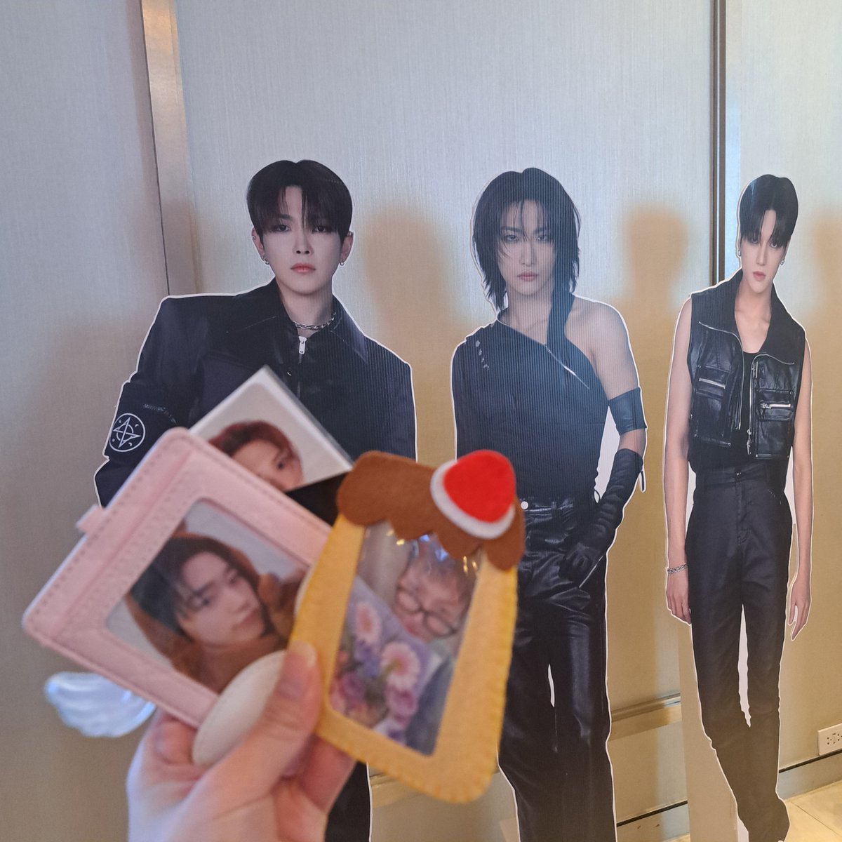 Megawhaleee's tweet photo. รีวิวแบบไวๆ (รุปแรกไม่โฟกัสสะด้วย655555) 📍สปอยนิสส📍

-เพลงน้อยอยุ่ 6 เพลง แต่ส่วนใหญ่เป็นเพลงที่ไม่ค่อยได้เอาร้องขึ้นคอนมาก (ยกเว้นเพลงหลังๆไม่สปอย) พอได้เห็นแล้วคือดืออมากก
-ครึ่งหลังเน้นเบื้องหลังเยอะ ได้เห็นการทำงานของทีมโปรดักชั่นกับเอที้ด เห็นความตั้งใจของทีซมากๆ https://t.co/yvxEVlTpKC