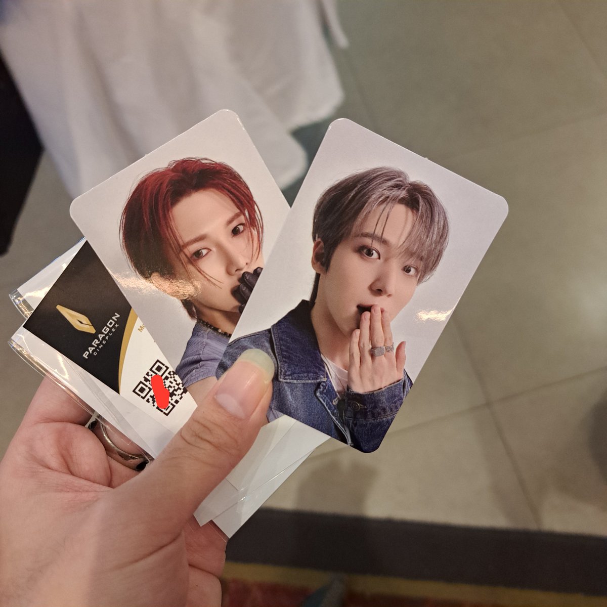Megawhaleee's tweet photo. รีวิวแบบไวๆ (รุปแรกไม่โฟกัสสะด้วย655555) 📍สปอยนิสส📍

-เพลงน้อยอยุ่ 6 เพลง แต่ส่วนใหญ่เป็นเพลงที่ไม่ค่อยได้เอาร้องขึ้นคอนมาก (ยกเว้นเพลงหลังๆไม่สปอย) พอได้เห็นแล้วคือดืออมากก
-ครึ่งหลังเน้นเบื้องหลังเยอะ ได้เห็นการทำงานของทีมโปรดักชั่นกับเอที้ด เห็นความตั้งใจของทีซมากๆ https://t.co/yvxEVlTpKC