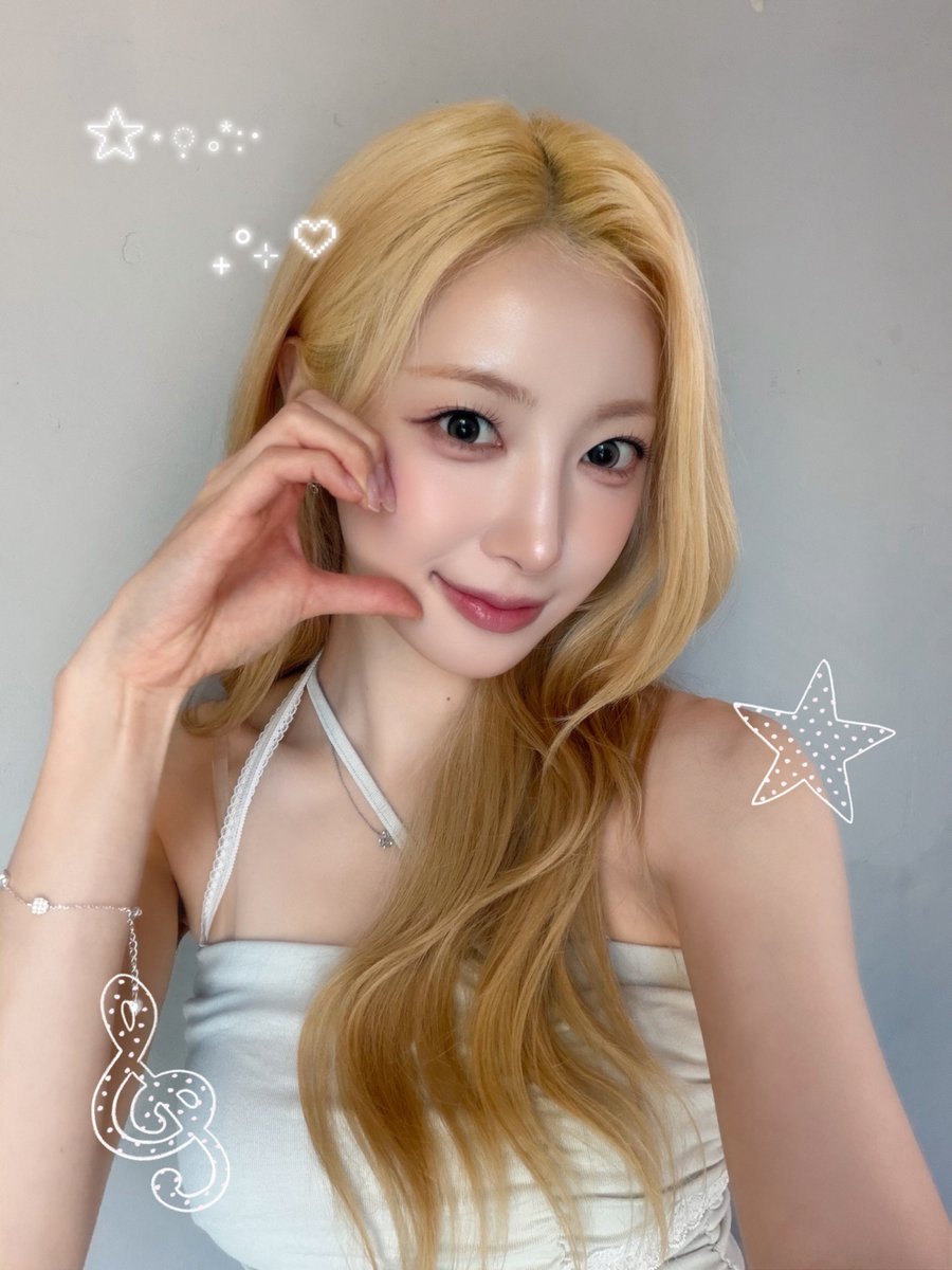 H1KEY_official's tweet photo. [🔮💗] 예쁜 주말을 마이키랑~💕

#H1KEY #하이키 #ハイキー
#RIINA #리이나 #リイナ 
#GORUN https://t.co/E5OfA7fzlt