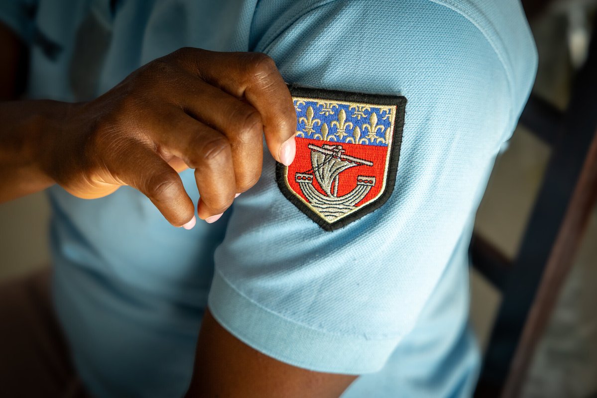 le_Parisien's tweet photo. 🔵 «On n’aime pas trop les nègres dans ce type de métier.» Une gendarme dénonce le racisme ambiant au sein de la Garde républicaine

Victime de vols, d'effractions au sein de sa caserne, de harcèlement en raison de sa couleur de peau, cette fonctionnaire originaire de Guyane a fini par demander sa mutation

Malgré ses alertes, aucune enquête n'a été menée en interne
➡️ https://t.co/qsp3fkeCc8