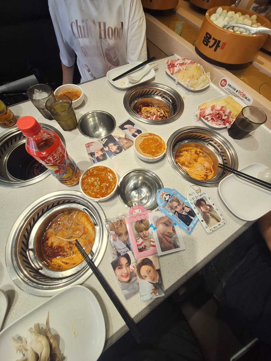 avocadodriver's tweet photo. 8/8 훠궈 팔팔 끓여먹고, 버블티 후식으로 마시기!

#둥더야_먹어_먹으라궁 #밥먹쨔오 #이리오면_한입주지 #여기온이상원없이먹는다 #쪼안신이_쪼아할맛 #우리식당정상현업합니다 

@al1ysz58 @Inppuppi_03 @zero_06280 @kimjunlie1120 https://t.co/IBSlf5ofCl
