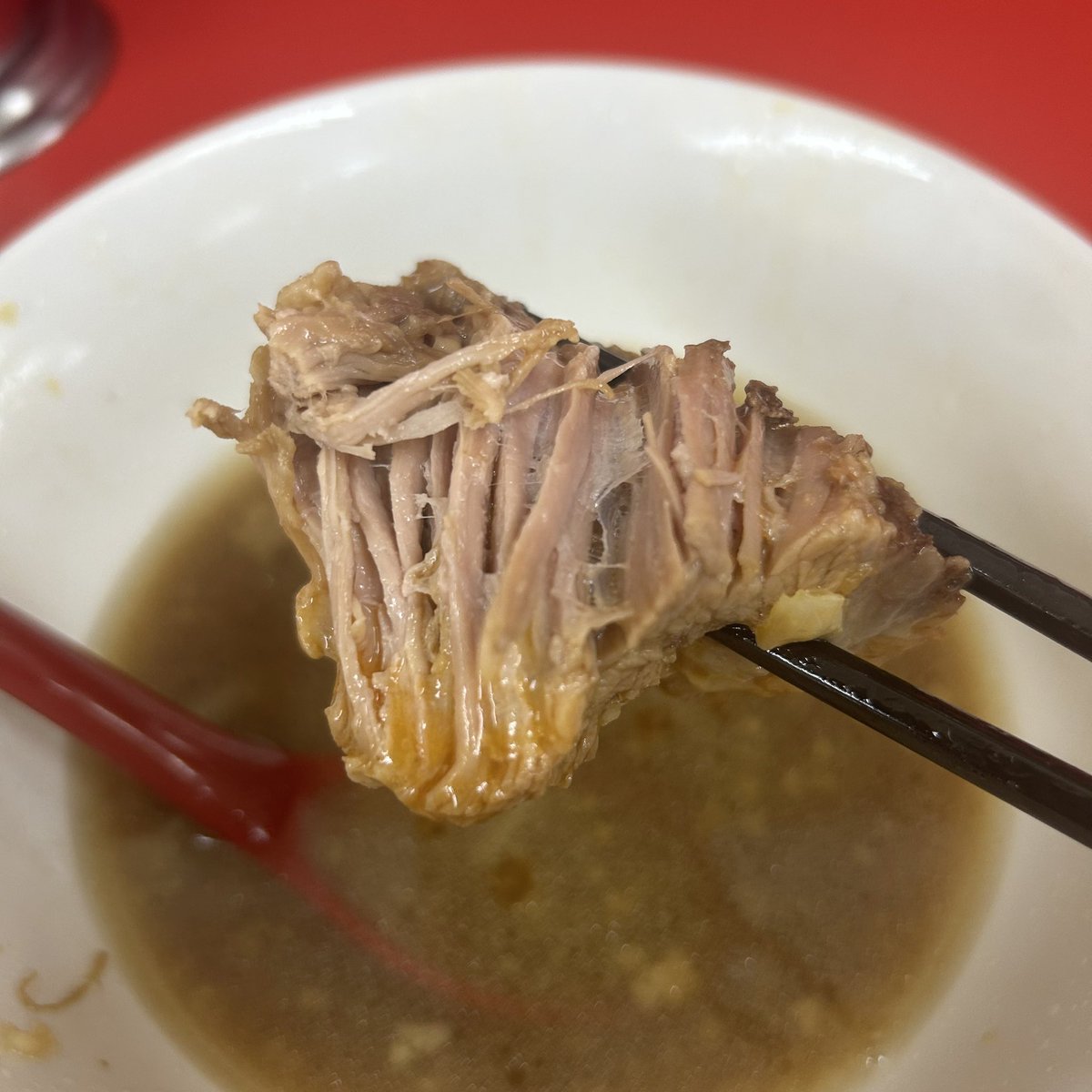 oka_deesu's tweet photo. ほんでほんでラーメン二郎史上過去イチ美味い豚を食べた。端豚やねんけど味染み強すぎずホロホロで尚且つ脂部分も程よくある絶品中の絶品。3枚目は齧りかけ。生卵ディップしても美味かった😋 https://t.co/WEMyKiAlnH